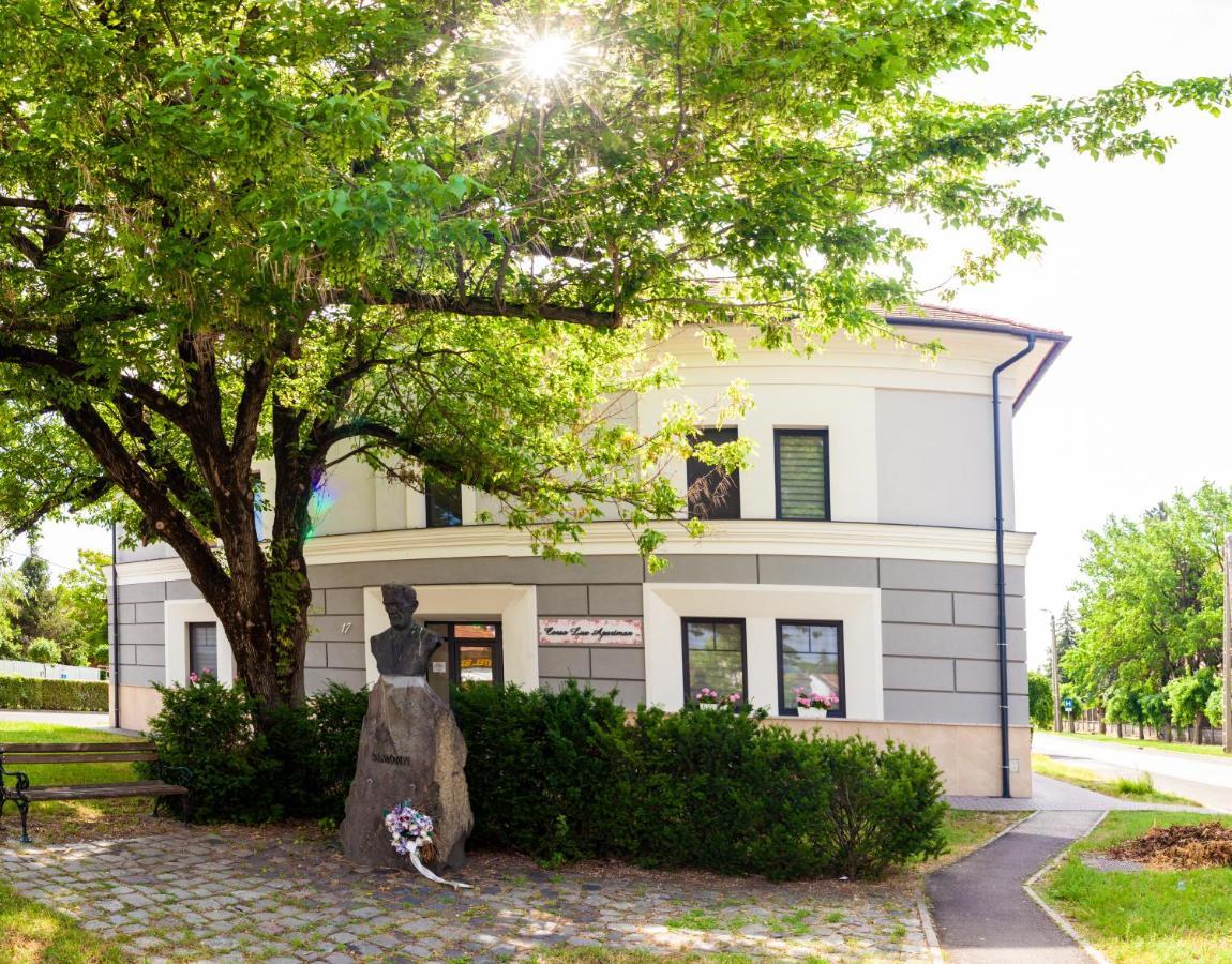 גיולה Corso Lux Apartman מראה חיצוני תמונה