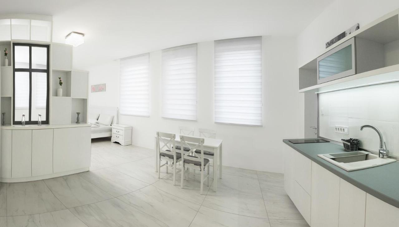 גיולה Corso Lux Apartman מראה חיצוני תמונה