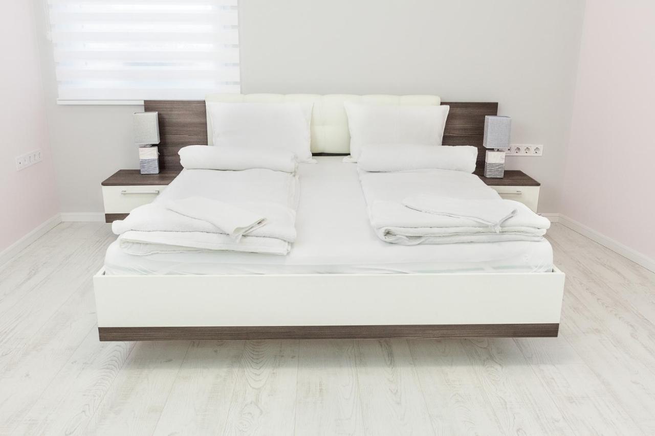 גיולה Corso Lux Apartman מראה חיצוני תמונה