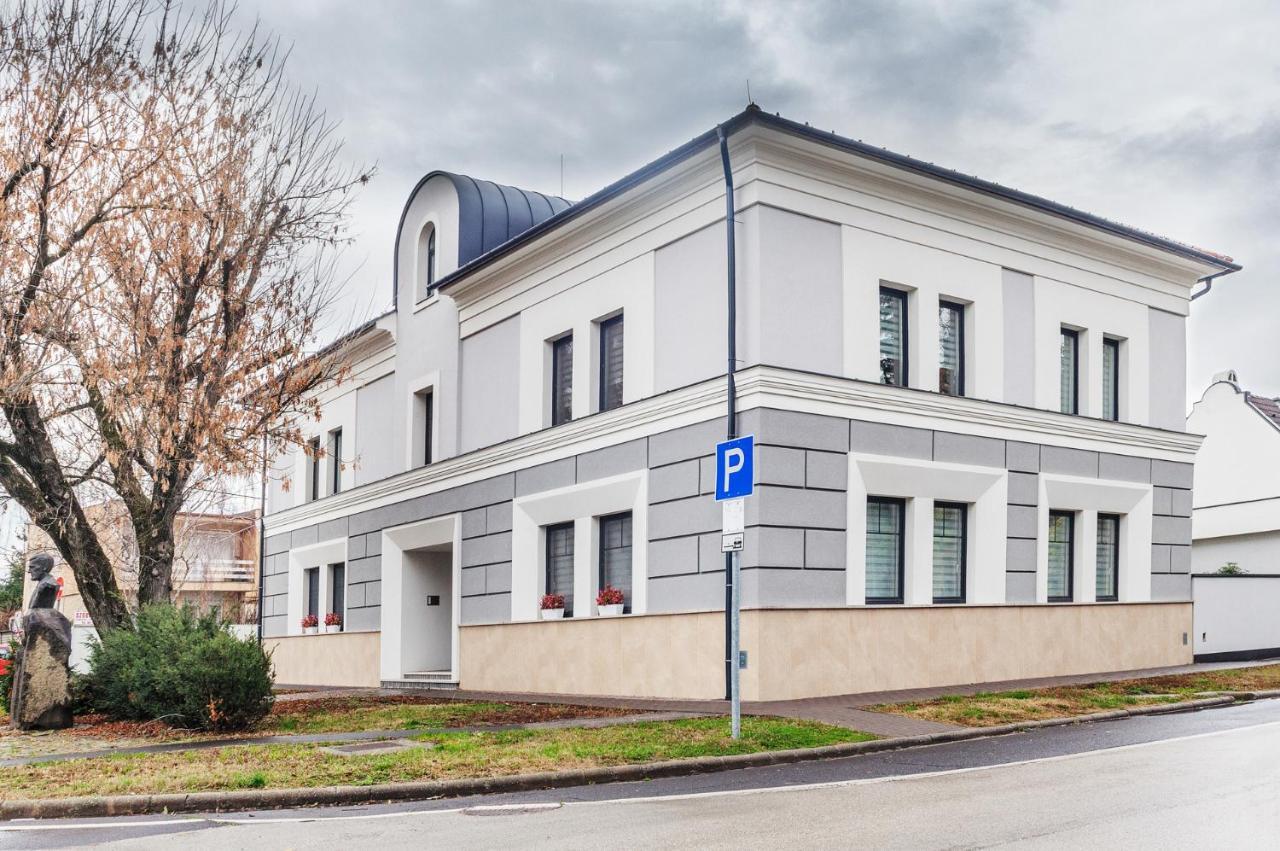 גיולה Corso Lux Apartman מראה חיצוני תמונה
